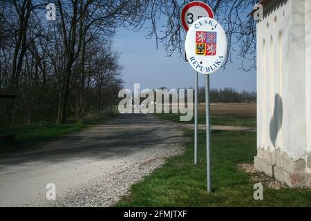 Bild eines Grenzfahrtschilds auf einer Straße in Tschechien mit dem tschechischen Wappen, es zeigt die nahe gelegene Präsenz der Grenze zwischen Österreich und Österreich an Stockfoto