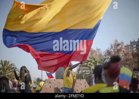 Während der Demonstration winkt ein Protestler mit einer Flagge. Kolumbianische Bewohner in chile protestieren aus Solidarität mit ihrem Land und gegen die Regierung von Ivan Duque, politischen Missbrauch und Repression.seit dem 28. April wurde eine Steuerreform angekündigt, um die Wirtschaftskrise des Landes zu mildern. Die Proteste in Kolumbien haben mindestens 47 Tote und mehr als 900 Verletzte gefordert. Stockfoto