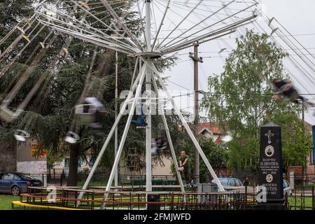 Bild einer Schaukelfahrt, die während eines Karnevals im Vergnügungspark Ripanj in Belgrad, Serbien, rotiert. Die Schaukel Fahrt oder Stuhl Schaukel Fahrt ist eine Amuse Stockfoto