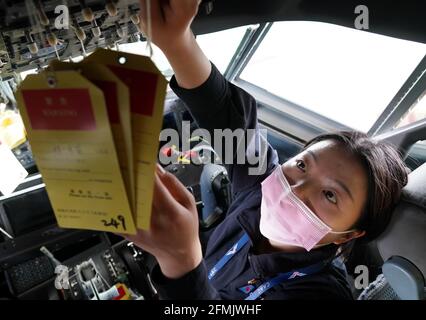 (210510) -- ZHENGZHOU, 10. Mai 2021 (Xinhua) -- Liu Qiqi arbeitet an einer Wartungsbasis der Henan-Niederlassung von China Southern Airlines in Zhengzhou, der zentralchinesischen Provinz Henan, 30. April 2021. Liu Qiqi ist ein 24-jähriger Mechaniker in der Henan-Niederlassung von China Southern Airlines. Liu Qiqi, der 2019 an der Universität für Zivilluftfahrt in China abschloss, ist ein Blickfang im Team, da sie die einzige Mechanikerin in den fast 200 Mitarbeitern im Bereich Instandhaltung ist.Liu arbeitete in einer traditionell von Männern dominierten Industrie und wurde viel befragt, als sie in den Beruf eintrat. Die Arbeit erfordert harte Transplantation, und ein g Stockfoto