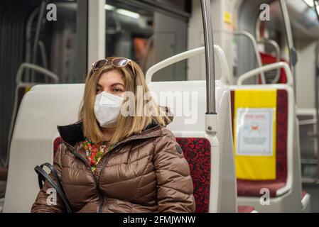 Eine lateinamerikanische Frau, die auf einer TTC-Straßenbahn fährt und eine Gesichtsschutzmaske verwendet. Es ist die Zeit der Coronavirus-Pandemie in Toronto, Kanada Stockfoto