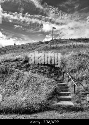 Tritt zum Castle Hill in Mere, Wiltshire, England, Großbritannien, in Richtung Fahnenmast, wobei die Gewerkschaftsflagge das ganze Jahr über fliegt. Stockfoto