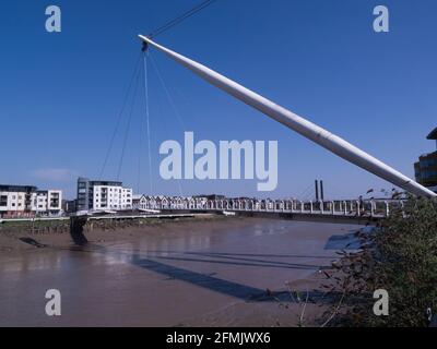 Newport City Fußgängerbrücke eine Fußgänger-/Fahrradbrücke über die Usk-Verbindungen east Bank am Rodney Parade Stadium zum University Plaza ON west Bank South Wale Stockfoto