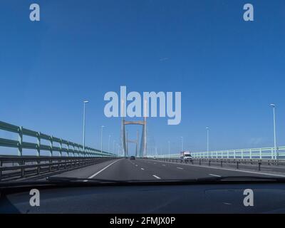 Blick auf die Prince of Wales Bridge Second Severn Crossing River Severn verbindet Wales mit England vom Passagiersitz Ein Auto South Wales UK Stockfoto