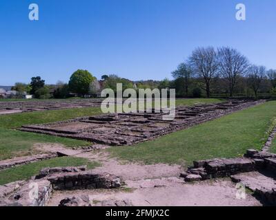 Ruinen von Soldaten Kasernen Römische Festung Isca jetzt Caerleon Süd Wales UK wird von Cadw verwaltet großer Standort hielt 3 Blocks Von Kasernen mit beeindruckendem Layout Stockfoto