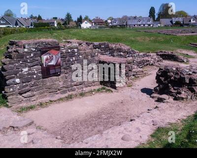 Ruinen von Latrinen Teil der Ruinen der Soldaten Kasernen Roman Festung Isca jetzt Caerleon South Wales Großbritannien großen Standort gehalten 3 Kasernenblöcke Stockfoto