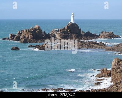 Sehen Sie Südwesten über Land zum Leuchtturm „La Corbiere“ (was soviel bedeutet wie „wo sich Krähen versammeln“) auf St. Helier, Insel Jersey. Stockfoto