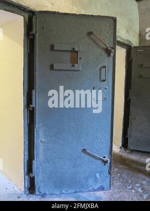 Interne Stahltür in den Tunneln des Zweiten Weltkriegs in Jersey auf den Kanalinseln. Stockfoto