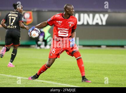 Torhüter von Rennes Alfred Gomis während des Fußballspiels der französischen Meisterschaft Ligue 1 zwischen Stade Rennais und Paris Saint-Germain am 9. Mai 2021 im Roazhon Park in Rennes, Frankreich - Foto Jean Catuffe / DPPI Stockfoto