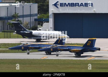 Fort Lauderdale, FL, USA. Mai 2021. Die Blue Angels Boeing F/A-18 Super Hornets der US Navy werden auf dem Asphalt während der Fort Lauderdale Air Show am 9. Mai 2021 auf dem Fort Lauderdale-Hollywood International Airport in Fort Lauderdale, Florida, gesehen. Quelle: Mpi04/Media Punch/Alamy Live News Stockfoto