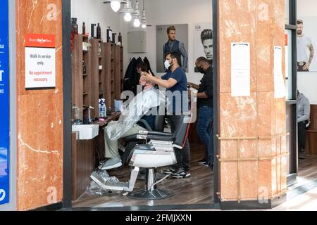 Athlone, Westmeath, Irland, 10. Mai 2021. Friseur in Athlone schneidet am ersten Tag Haare von Kunden oder öffnet sie wieder mit der Easing der covid 19 Einschränkungen. Quelle: Eoin Healy/Alamy Live News Stockfoto