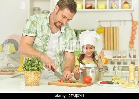 Junges Mädchen mit Vater backen in der Küche Stockfoto