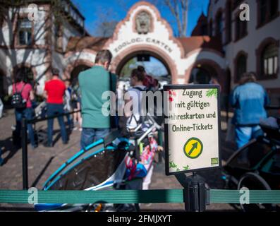 Leipzig, Deutschland. Mai 2021. Vor einer Besucherschlange am Eingang des Leipziger Zoos steht ein Schild mit der Aufschrift „Zugang mit gültigen Jahreskarten und Online-Tickets“. Nach einer sechsmonatigen Schließung öffnet der Zoo seine Tore für Besucher wieder. Gäste mit Online-Tickets benötigen einen aktuellen negativen Corona-Test. Die Tier- und Zoogeschäfte bleiben vorerst geschlossen. Quelle: Hendrik Schmidt/dpa-Zentralbild/dpa/Alamy Live News Stockfoto