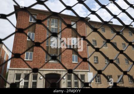 Rostock, Deutschland. Mai 2021. Blick durch einen Zaun auf das renovierte Dokumentationszentrum in Rostock. Mehr als 4,900 Männer und Frauen waren von 1960 bis 1989 im Untersuchungsgefängnis MfS in Rostock inhaftiert. Quelle: Danny Gohlke/dpa/Alamy Live News Stockfoto