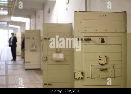 Rostock, Deutschland. Mai 2021. Blick auf den Zellenflügel des ehemaligen MfS-Untersuchungsgefängnisses bei der Übergabe des renovierten Dokumentationszentrums in Rostock. Mehr als 4,900 Männer und Frauen waren von 1960 bis 1989 im Untersuchungsgefängnis MfS in Rostock inhaftiert. Quelle: Danny Gohlke/dpa/Alamy Live News Stockfoto