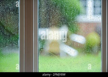 Blick von der Küche nach innen an einem regnerischen Tag und durch das Fenster Stockfoto