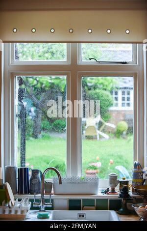 Blick von der Küche nach innen an einem regnerischen Tag und durch das Fenster Stockfoto