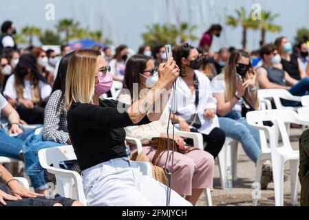 Menschen mit Gesichtsmasken besuchen das Konzert von Nits al Carme im Auditorio Marina Sur in La Marina de Valencia. (Foto von Xisco Navarro / SOPA Images/Sipa USA) Stockfoto