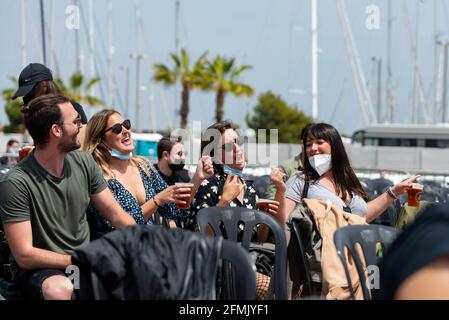 Menschen mit Gesichtsmasken besuchen das Konzert von Nits al Carme im Auditorio Marina Sur in La Marina de Valencia. (Foto von Xisco Navarro / SOPA Images/Sipa USA) Stockfoto