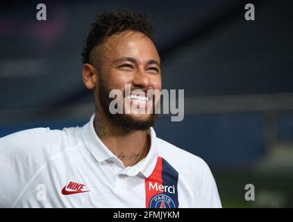 Fast vier Jahre nach seiner Ankunft bei PSG hat der Brasilianer endlich seinen Vertrag verlängert, etwas mehr als ein Jahr vor Ablauf - AKTE - Handout file photo dated August 12, 2020 von Neymar aus Paris Saint-Germain lächelt nach dem UEFA Champions League Viertelfinale zwischen Atalanta und Paris Saint-Germain im Estadio do Sport Lisboa e Benfica in Lissabon, Portugal. Der Sportartikelhersteller Nike hat sich von Neymar getrennt und einen der profiliertsten Sponsorenverträge des Unternehmens eineinhalb Jahrzehnte nach der Unterzeichnung des Starstürzers als 13-jähriges Wunderkind beendet. Brasilianische Zeitung Folha d Stockfoto