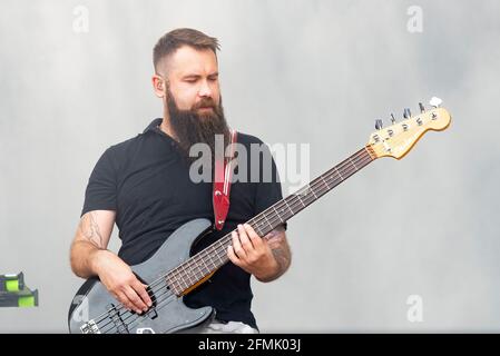 Valencia, Spanien. Mai 2021. Johny Sanchez spielt auf der Bühne während des Konzerts von Nits al Carme im Auditorio Marina Sur in La Marina de Valencia. Kredit: SOPA Images Limited/Alamy Live Nachrichten Stockfoto