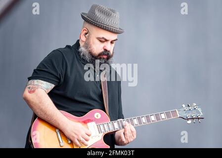 Valencia, Spanien. Mai 2021. Hector GroEL tritt auf der Bühne während des Konzerts von Nits al Carme im Auditorio Marina Sur in La Marina de Valencia auf. Kredit: SOPA Images Limited/Alamy Live Nachrichten Stockfoto