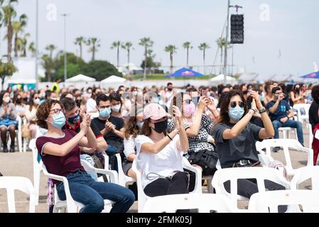 Valencia, Spanien. Mai 2021. Menschen mit Gesichtsmasken besuchen das Konzert von Nits al Carme im Auditorio Marina Sur in La Marina de Valencia. Kredit: SOPA Images Limited/Alamy Live Nachrichten Stockfoto