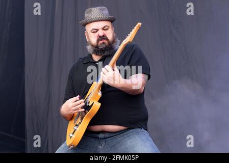 Valencia, Spanien. Mai 2021. Hector GroEL tritt auf der Bühne während des Konzerts von Nits al Carme im Auditorio Marina Sur in La Marina de Valencia auf. Kredit: SOPA Images Limited/Alamy Live Nachrichten Stockfoto