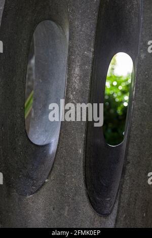 Nahaufnahme der Steinskulptur (Fuge II) 1956: Barbara Hepworth Sculpture Garden, St. Ives, Cornwall Stockfoto