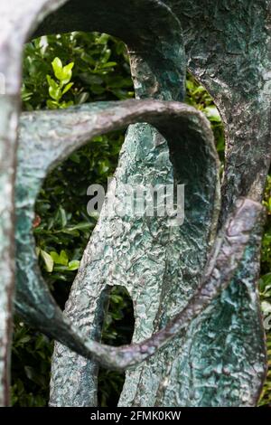 Nahaufnahme der Gartenskulptur (Modell für Meridian) 1958, Barbara Hepworth Sculpture Garden, St. Ives, Cornwall, Großbritannien Stockfoto