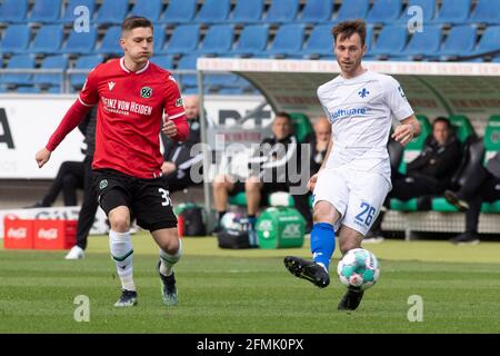 Von links nach rechts Florent MUSLIJA (H) gegen Matthias BADER (da), Action, Duelle, Fußball 2. Bundesliga, 32. Spieltag, Hannover 96 (H) - Darmstadt 98 (da) 1: 2, am 7. Mai 2021 in der HDI Arena Hannover. ¬ Verwendung weltweit Stockfoto