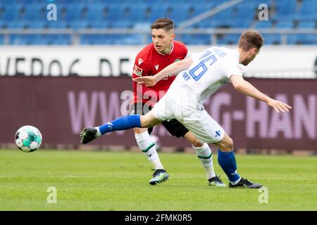 Von links nach rechts Florent MUSLIJA (H) gegen Matthias BADER (da), Action, Duelle, Fußball 2. Bundesliga, 32. Spieltag, Hannover 96 (H) - Darmstadt 98 (da) 1: 2, am 7. Mai 2021 in der HDI Arena Hannover. Weltweite Nutzung Stockfoto