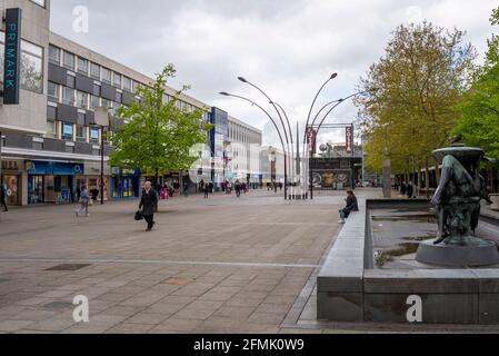 Einkaufsfußgängerzone im Stadtzentrum in Basildon, Essex, Großbritannien. Einkaufsviertel in der High Street, während der COVID 19-Pandemie. Ruhig. Primark Shop Stockfoto