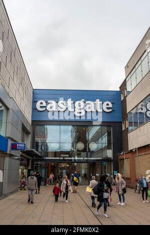 Eastgate Einkaufszentrum in Basildon, Essex, Großbritannien, mit Einkäufern an einem grimmigen bewölkten Tag während der COVID 19 Pandemie. Menschen vor dem Eingang Stockfoto
