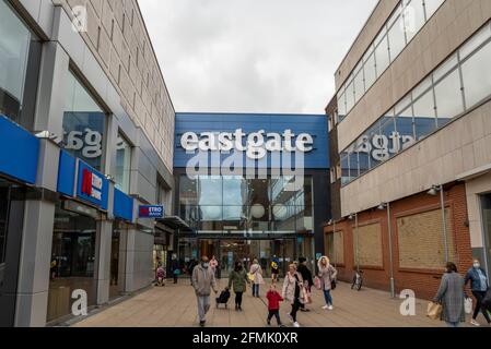 Eastgate Einkaufszentrum in Basildon, Essex, Großbritannien, mit Einkäufern an einem grimmigen bewölkten Tag während der COVID 19 Pandemie. Menschen vor dem Eingang Stockfoto