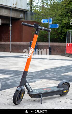 Spin E-Scooter Verleih Roller links auf der Straße in Basildon, Essex, Großbritannien. Probeprogramm in einigen Essex Städten mit Elektro-Scootern. Intelligentes Schema Stockfoto