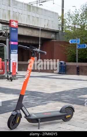 Spin E-Scooter Verleih Roller links auf der Straße in Basildon, Essex, Großbritannien. Probeprogramm in einigen Essex Städten mit Elektro-Scootern. Intelligentes Schema Stockfoto