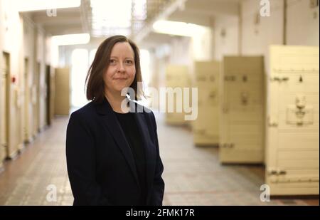 Rostock, Deutschland. Mai 2021. Steffi Brüning, Direktorin des Dokumentationszentrums, steht im ehemaligen Zellflügel während der Übergabe des renovierten Dokumentationszentrums in Rostock. Mehr als 4,900 Männer und Frauen waren von 1960 bis 1989 im Untersuchungsgefängnis MfS in Rostock inhaftiert. Quelle: Danny Gohlke/dpa/Alamy Live News Stockfoto