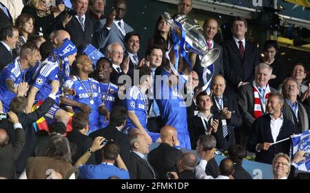 Champions-League-Sieger FC Chelsea feiert den Sieg mit der Trophäe Roman Abramowitsch Finale FC Chelsea - FC Bayern München 2011 / 2012 UEFA Champions League Finale FC Chelsea - FC Bayern 5 : 4 München 19. 5. 2012 e© diebilderwelt / Alamy Stock Stockfoto