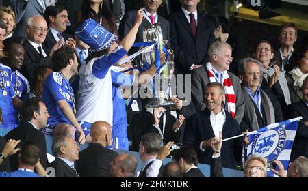 Champions-League-Sieger FC Chelsea feiert den Sieg mit der Trophäe und Roman Abramowitsch Finale FC Chelsea - FC Bayern München 2011 / 2012 UEFA Champions League Finale FC Chelsea - FC Bayern 5 : 4 München 19. 5. 2012 e© diebilderwelt / Alamy Stock Stockfoto