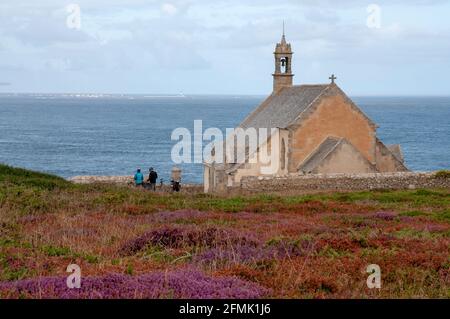 Saint-they-Kapelle (15. Jahrhundert) mit Blick auf die Bucht von Trepasses, Cleden-Cap-Sizun, Pointe du Van, Finistere, Bretagne, Frankreich Stockfoto