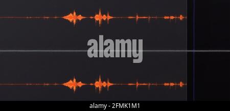 Grafische Zeichnung Tonaufnahme. Rote Wellen vor dunklem Hintergrund Stockfoto