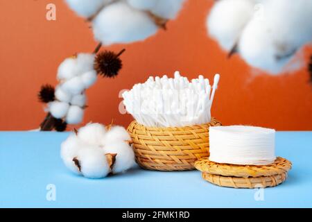 Bund Wattestäbchen in einer Schüssel auf Papierhintergrund Stockfoto