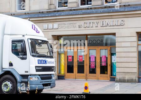 BBC Scotland Van parkte am Eingang der City Halls Stage, Albion Street, Glasgow, Schottland, Großbritannien Stockfoto