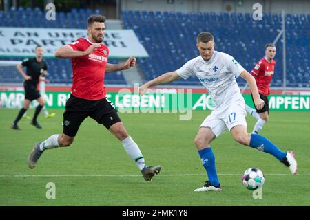 Von links nach rechts Hendrik WEYDANDT (H) gegen Lars Lukas MAI (da), Action, Duelle, Fußball 2. Bundesliga, 32. Spieltag, Hannover 96 (H) - Darmstadt 98 (da) 1: 2, am 07.05.2021 in der HDI Arena Hannover/Deutschland. Weltweite Nutzung Stockfoto