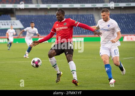 Von links nach rechts Moussa DOUMBOUYA (H) gegen Lars Lukas MAI (da), Action, Duelle, Fußball 2. Bundesliga, 32. Spieltag, Hannover 96 (H) - Darmstadt 98 (da) 1: 2, am 07.05.2021 in der HDI Arena Hannover/Deutschland. Weltweite Nutzung Stockfoto