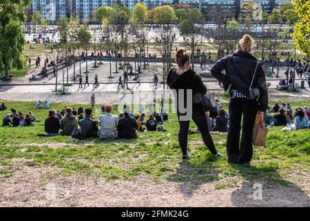 Während der Corona-Pandemie halten die Menschen einen sicheren Abstand, während sie Basketball im Mauerpark, Prenzlauer Berg, Berlin, gucken Stockfoto