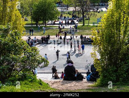 Während der Corona-Pandemie halten die Menschen einen sicheren Abstand, während sie Basketball im Mauerpark, Prenzlauer Berg, Berlin, gucken Stockfoto