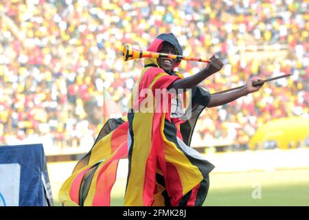 Ein Fan von Uganda Cranes jubelt über seine Fußballmannschaft an Mandela National Stadium in Kampala Stockfoto