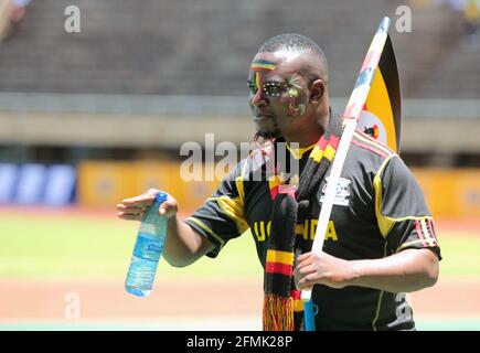 Ein Fan von Uganda Cranes jubelt über seine Fußballmannschaft an Mandela National Stadium in Kampala Stockfoto